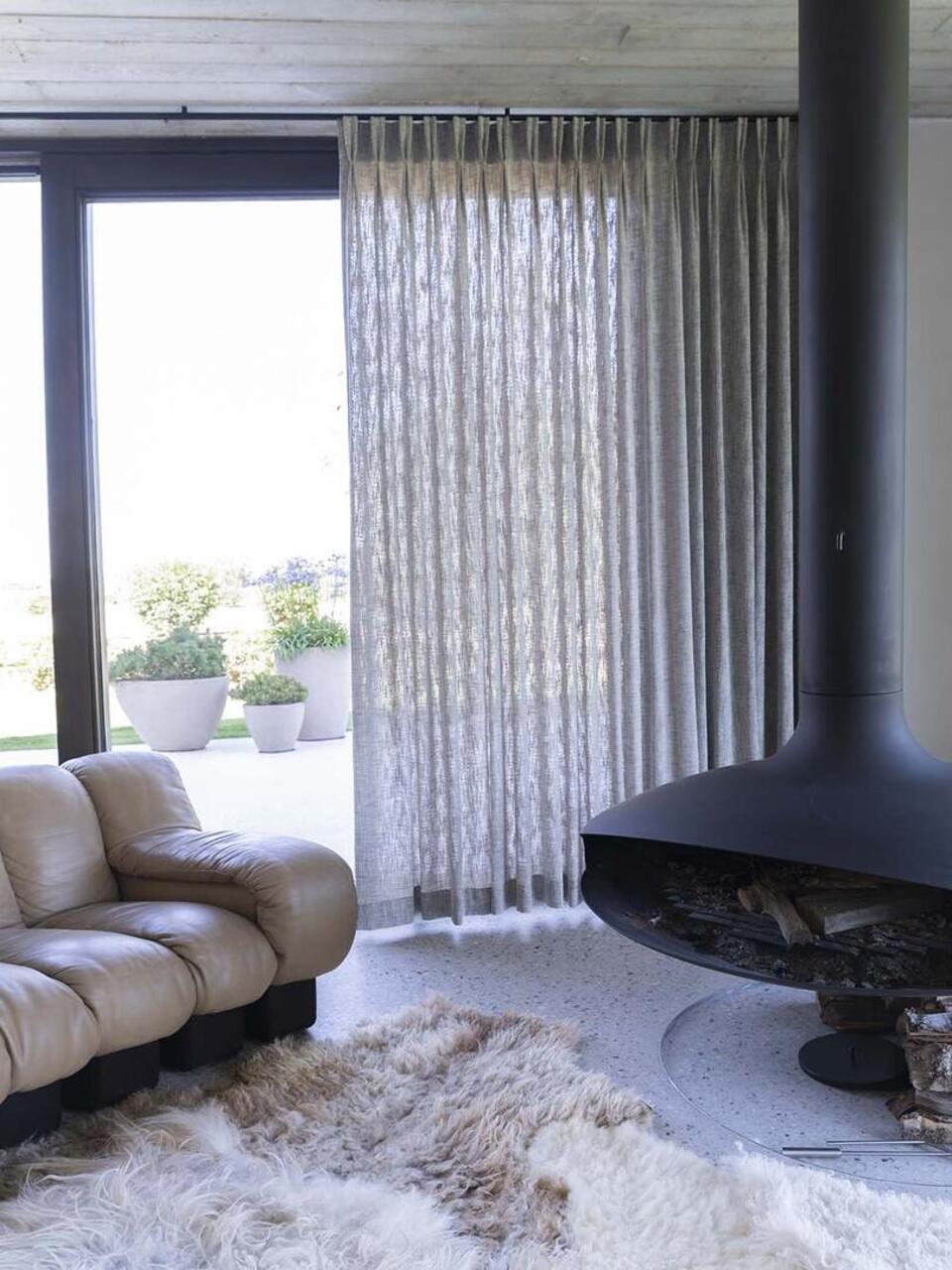 Overgordijn Brecon is een rijkelijke stof met een wollige touch en veel textuur en heeft daardoor natuurlijke look.