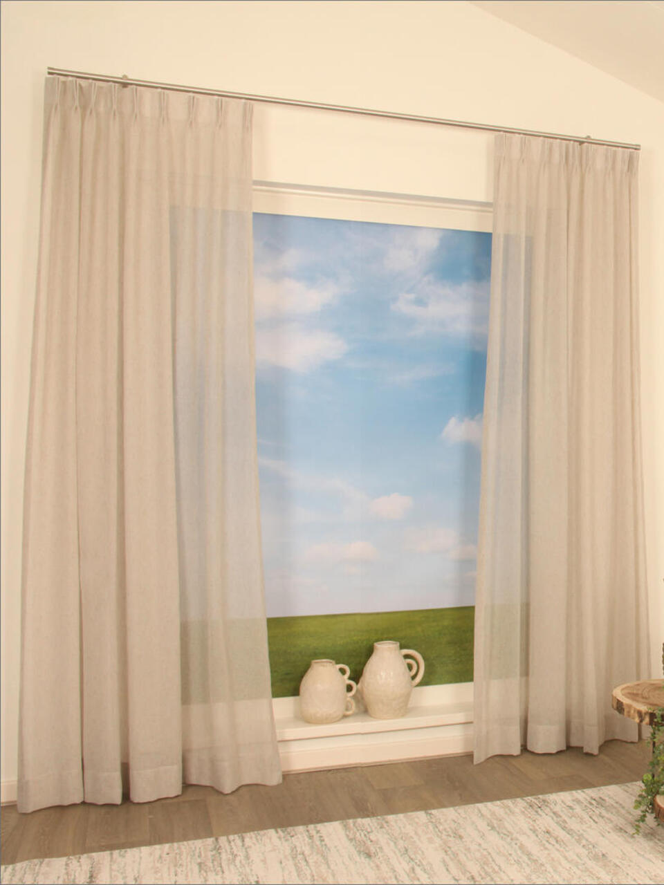 Deze kamerhoge brandvertragende inbetween is geweven in meerdere kleuren waardoor een gemêleerd gordijn ontstaat