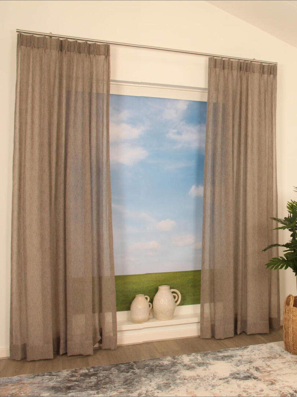 Deze kamerhoge brandvertragende inbetween is geweven in meerdere kleuren waardoor een gemêleerd gordijn ontstaat