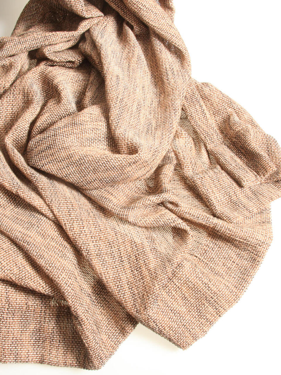 Deze prachtige inbetween van mesh stof is geweven met meerkleurige garens.