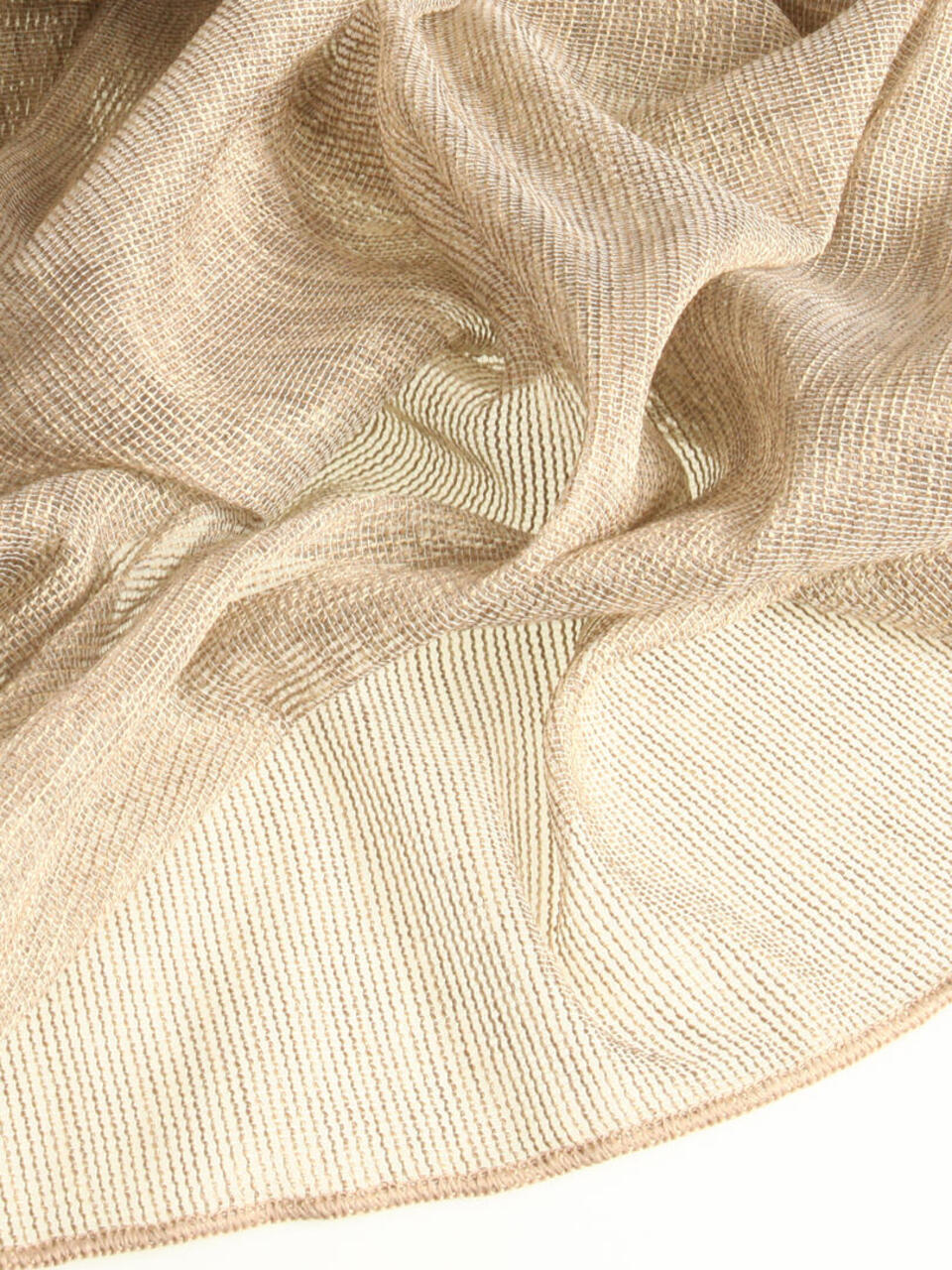 Deze soepel vallende inbetween is kamerhoog, waardoor deze naadloos kan worden gemaakt