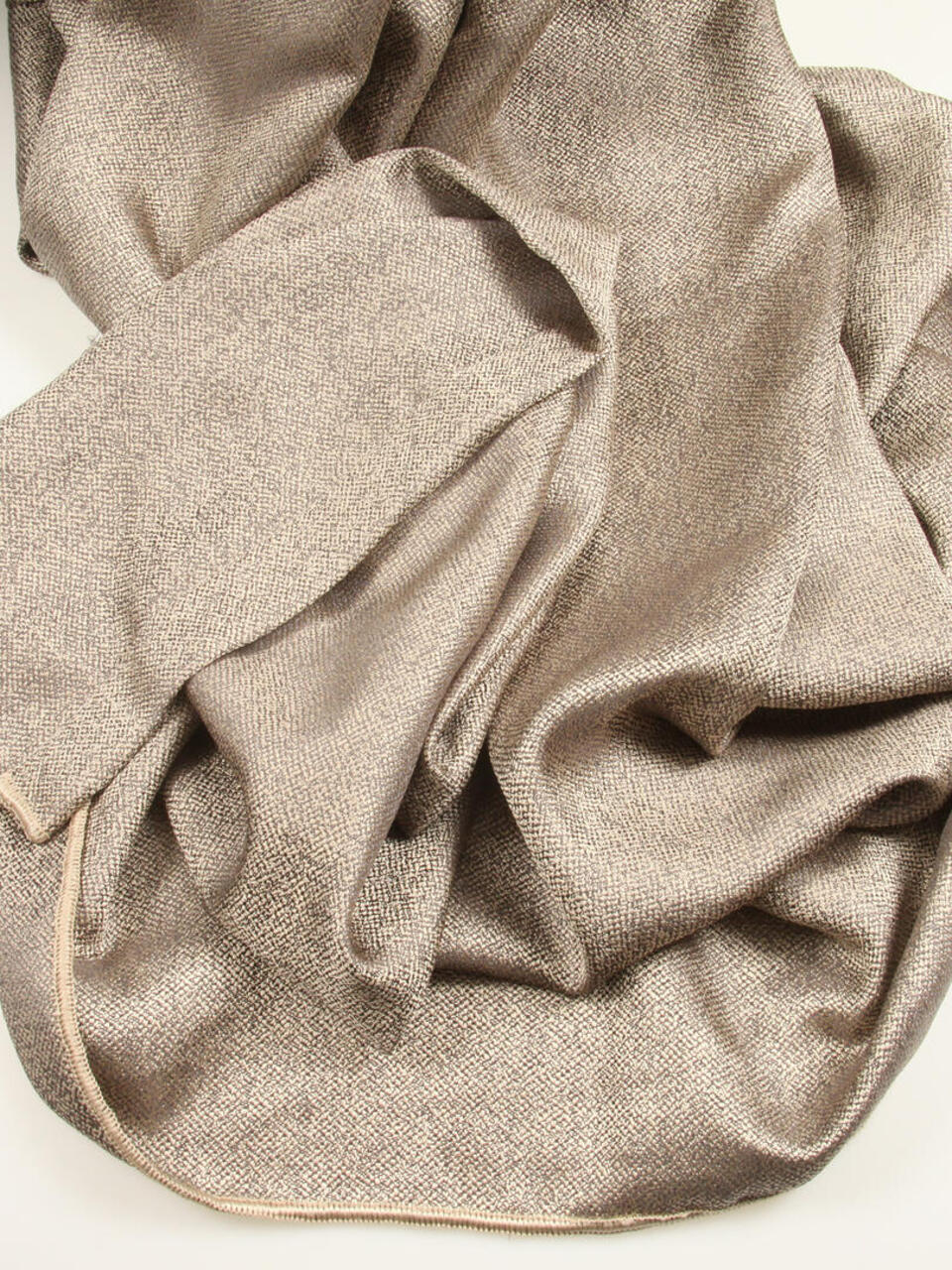 Annecy is een mooi soepel vallend semi-verduisterend overgordijn, een echte sfeermaker en past in elk interieur en in elke ruimte