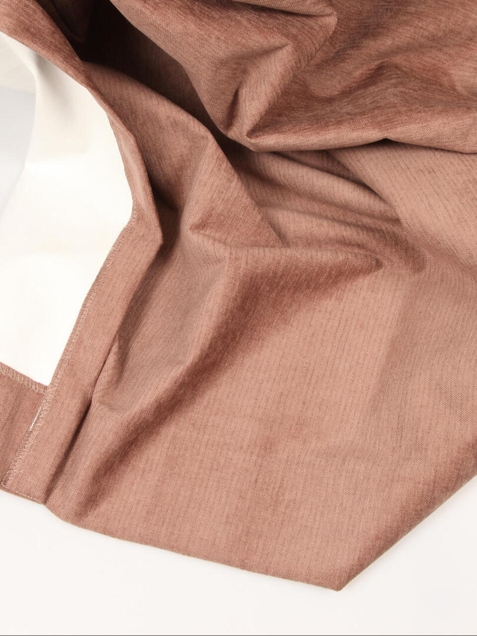 Siena FR is een brandvertragende dim-out overgordijnstof en is daardoor zowel particulier als zakelijk een ideaal gordijn