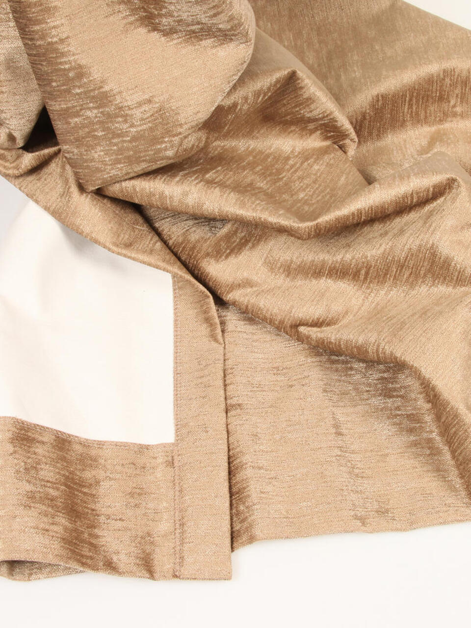 Blanes is een blackout overgordijnstof met lichte glans waardoor deze een rijke uitstraling krijgt