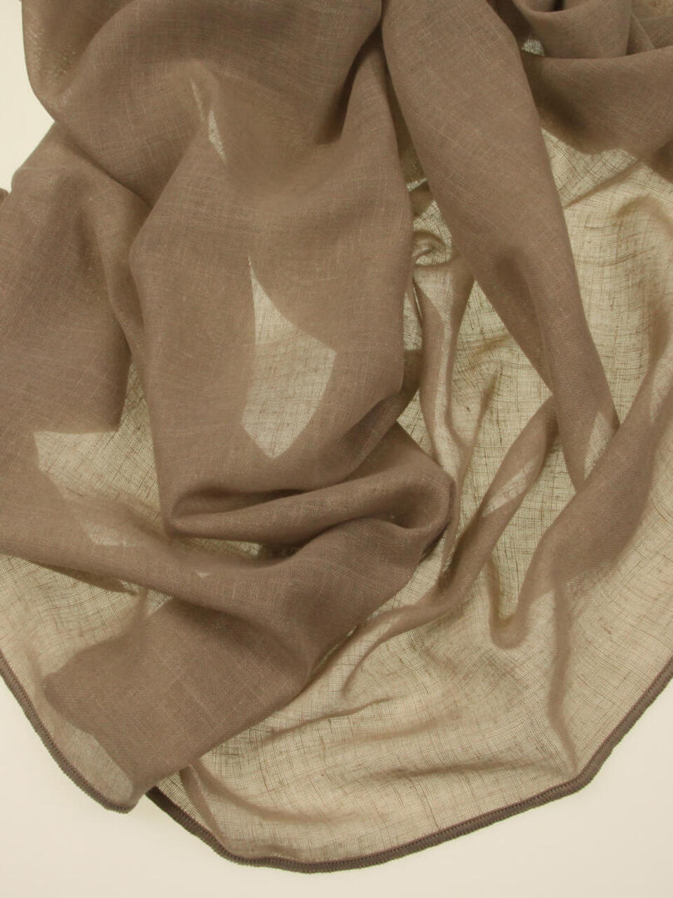 Inbetween Retwist is kamerhoge stof met een linnenlook in twee kleuren garens en in verschillende garendiktes