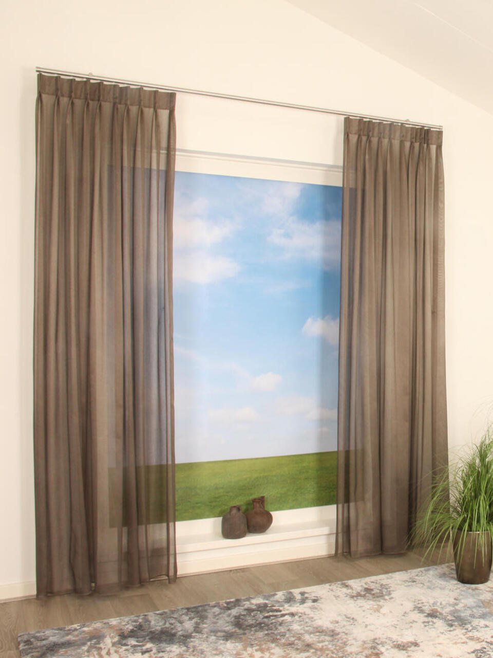 Blair is een vlamvertragende en duurzame transparante inbetween. De stof valt soepel en heeft een mooie glans