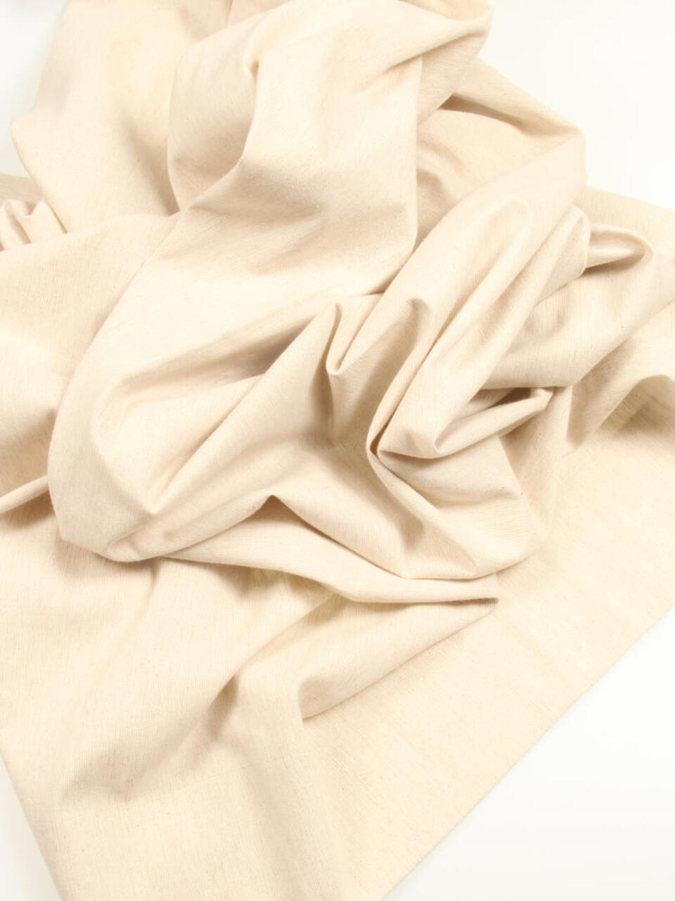 Inbetween Fierce is een elegante gordijnstof met een prachtig linneneffect