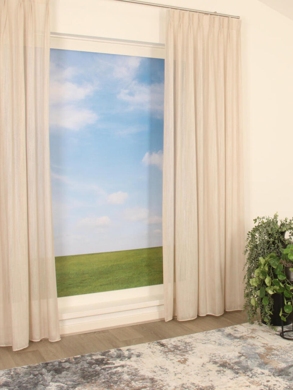 Glamis is een elegante vitrage met een subtiele glans. Door de fijne structuur geeft deze stof een mooie filtering van het licht