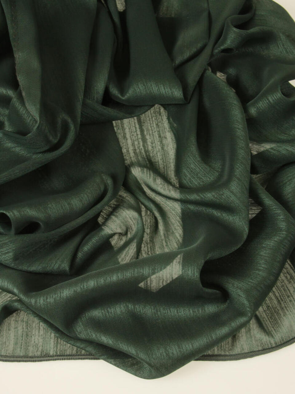 Glamis is een elegante vitrage met een subtiele glans. Door de fijne structuur geeft deze stof een mooie filtering van het licht.