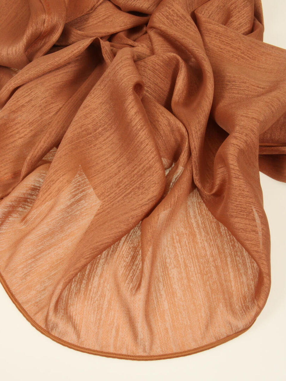 Glamis is een elegante vitrage met een subtiele glans. Door de fijne structuur geeft deze stof een mooie filtering van het licht.