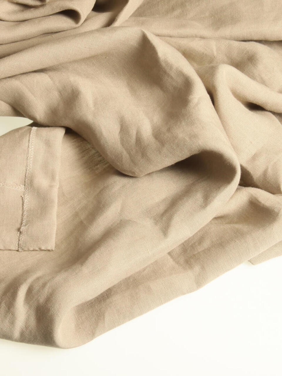 Overgordijn Naturlin is een soepelvallende 100% linnen gordijnstof die warmte en sfeer aan je interieur geeft