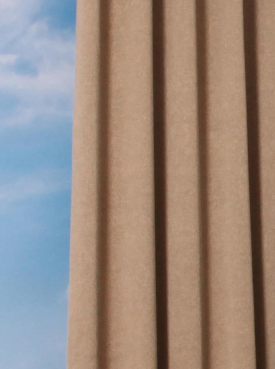 Granada is een mooie soepel vallende dim-out overgordijnstof met een subtiele glans