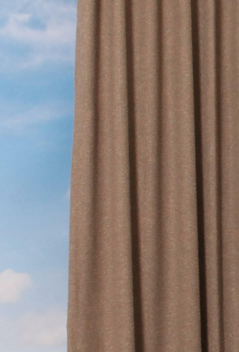 Met deze tijdloze en elegante bouclé gordijnstof is Ombret een trendy een veelzijdig overgordijn met een unieke textuur