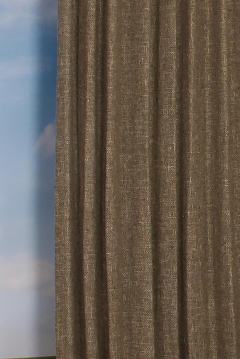 Tamise is een kamerhoog overgordijn met een wollige textuur die warmte en gezelligheid brengt in elke ruimte