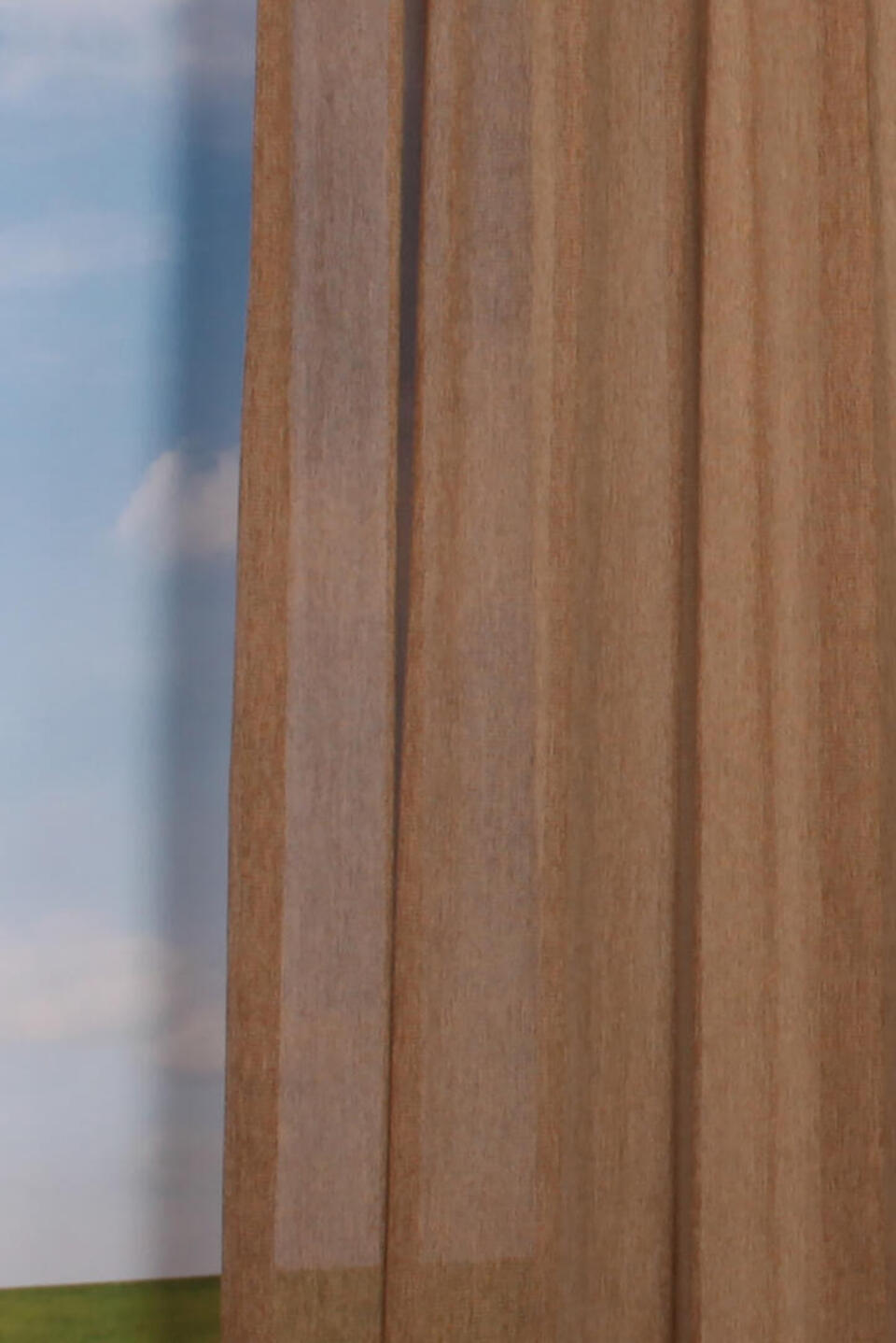 Aubel is een kamerhoge lichte vitragestof, met een verfijnde weving en een combinatie van okertinten en natuurlijke kleuren