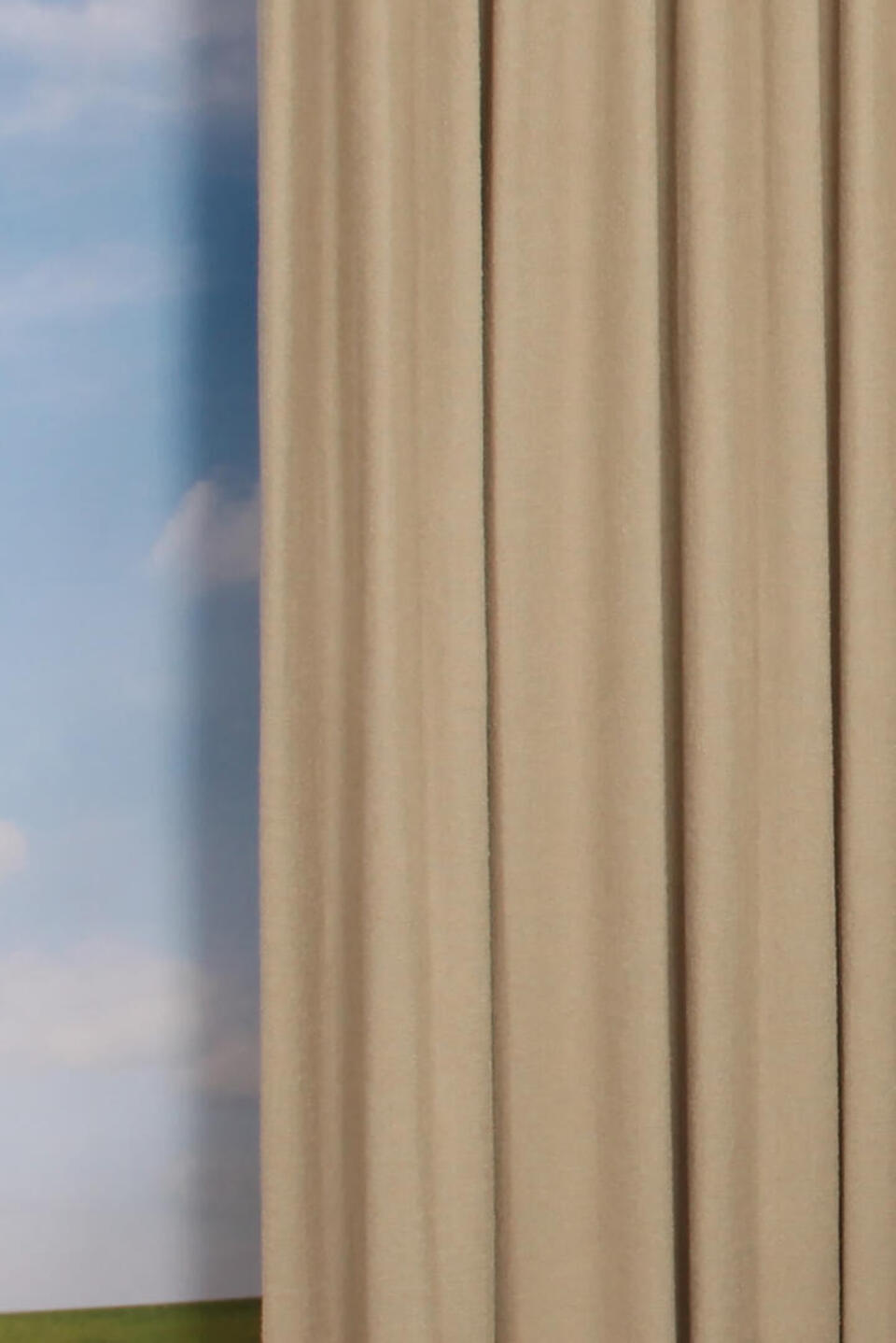 Met overgordijn Oppagne, die een subtiele bouclé effect heeft, creëer je een warme sfeer in huis