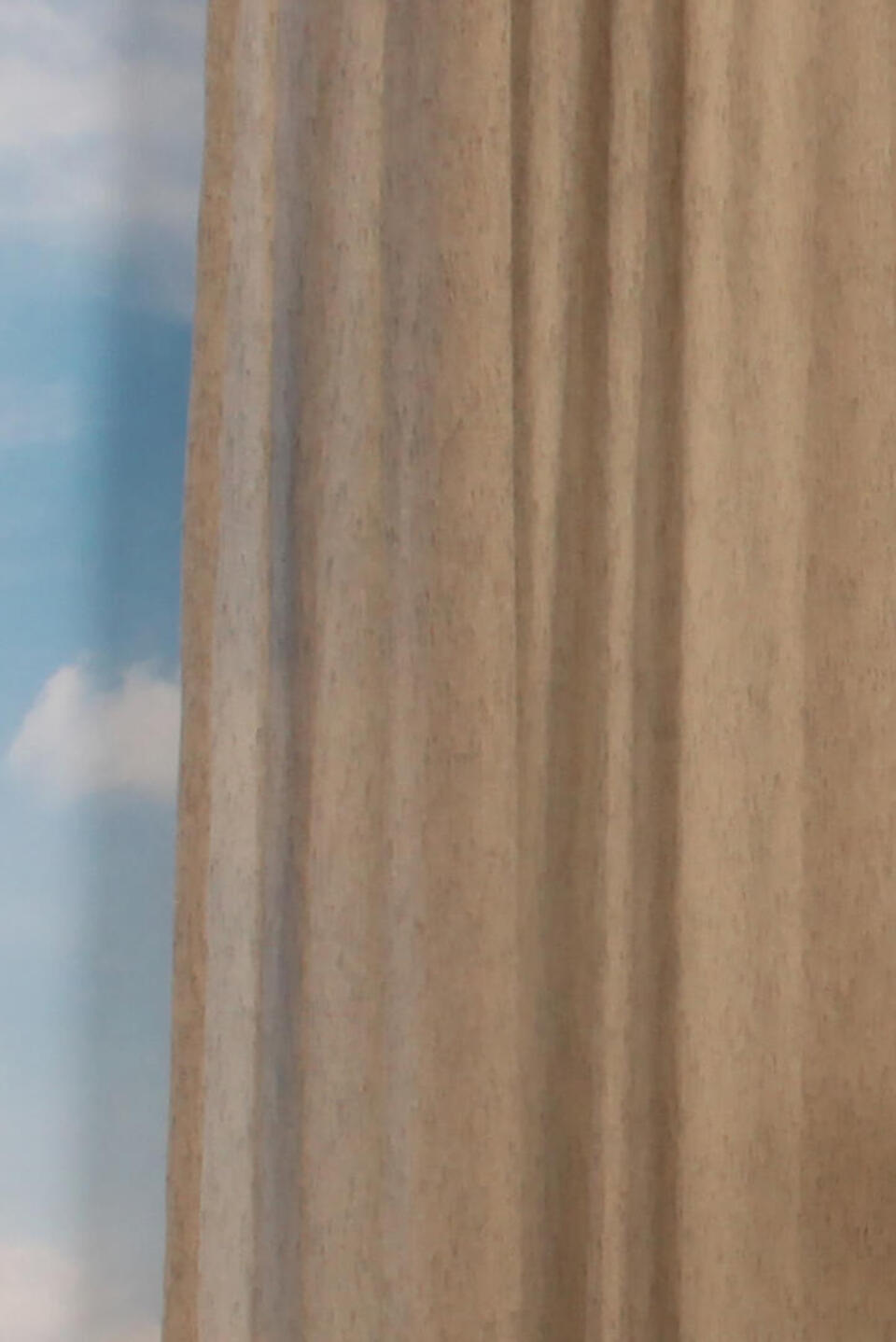 Deze kamerhoge brandvertragende inbetween is geweven in meerdere kleuren waardoor een gemêleerd gordijn ontstaat