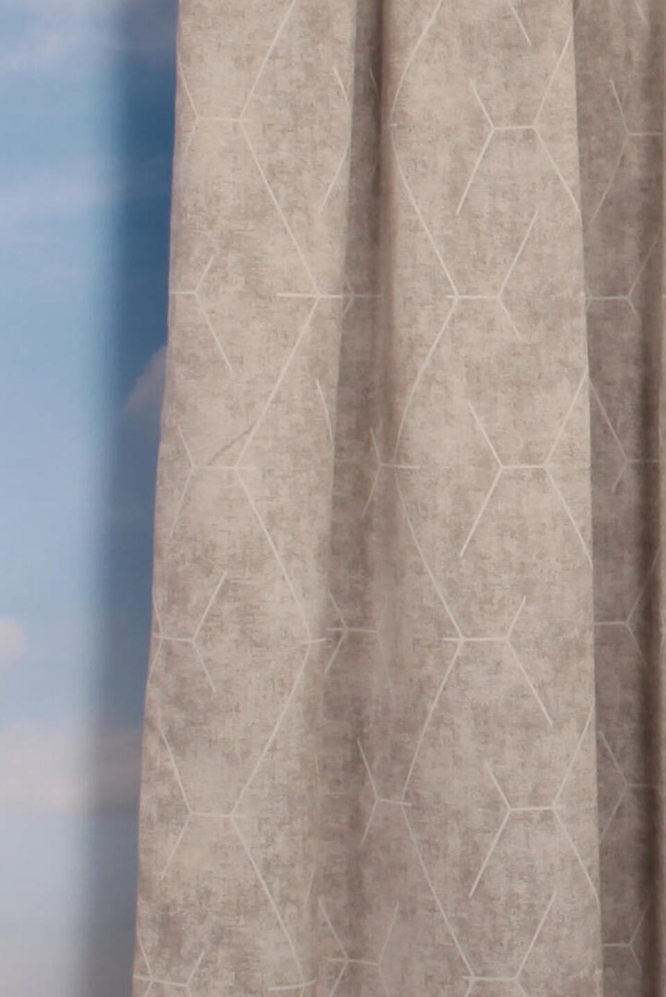 Lumina Reflect is een gladde dim-out overgordijnstof met een grafische print van gemêleerde kleuren