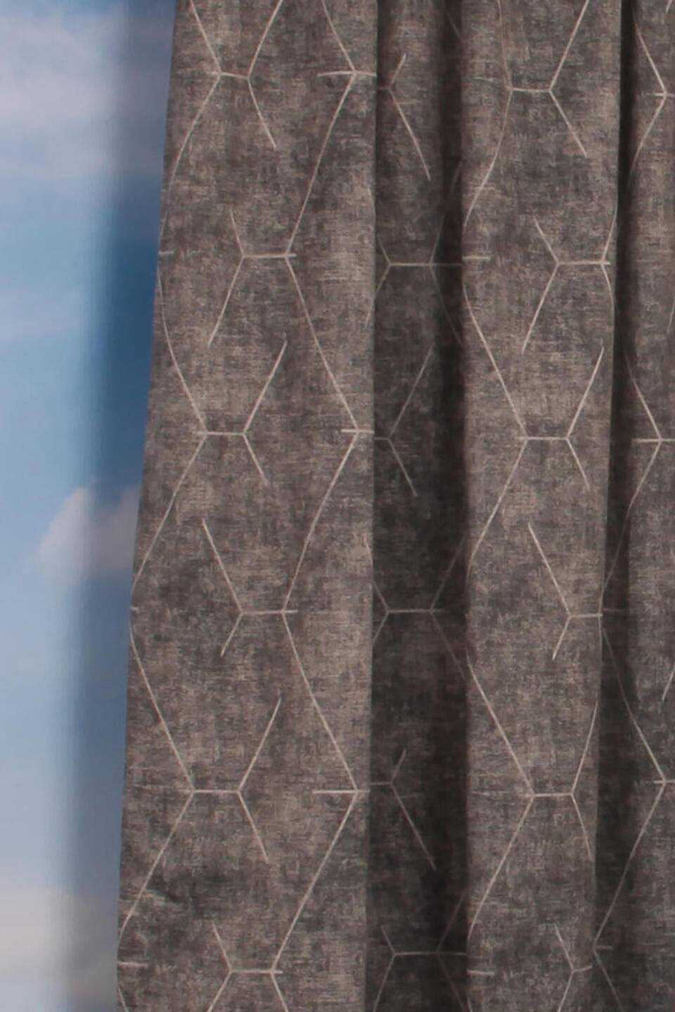 Lumina Reflect is een gladde dim-out overgordijnstof met een grafische print van gemêleerde kleuren