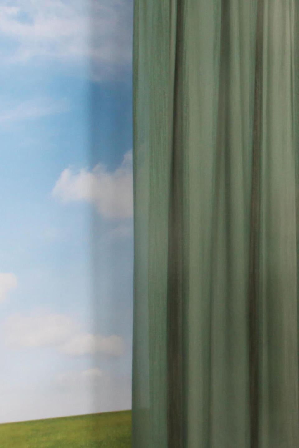 Glamis is een elegante vitrage met een subtiele glans. Door de fijne structuur geeft deze stof een mooie filtering van het licht.