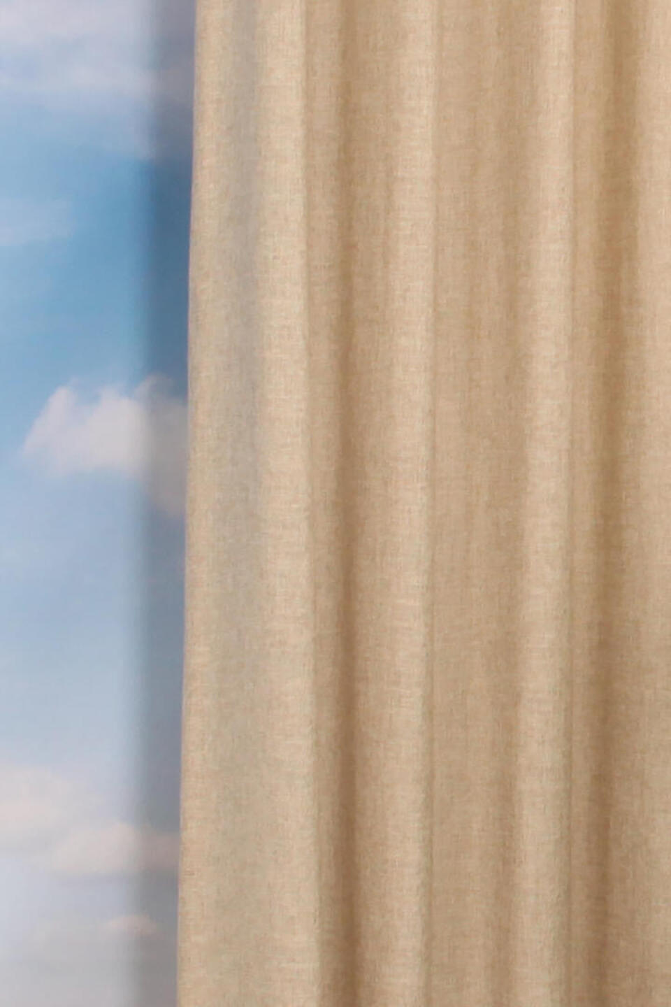 Dit overgordijn heeft een mooie melange van verschillende kleuren, valt onder de dunne overgordijnen en laat veel licht door