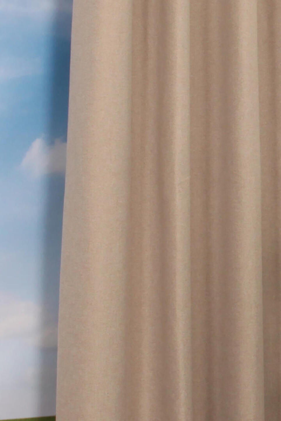 Twice is een soepel vallende overgordijnstof met een ingeweven visgraatmotief dat aan beide zijden van de stof zichtbaar is