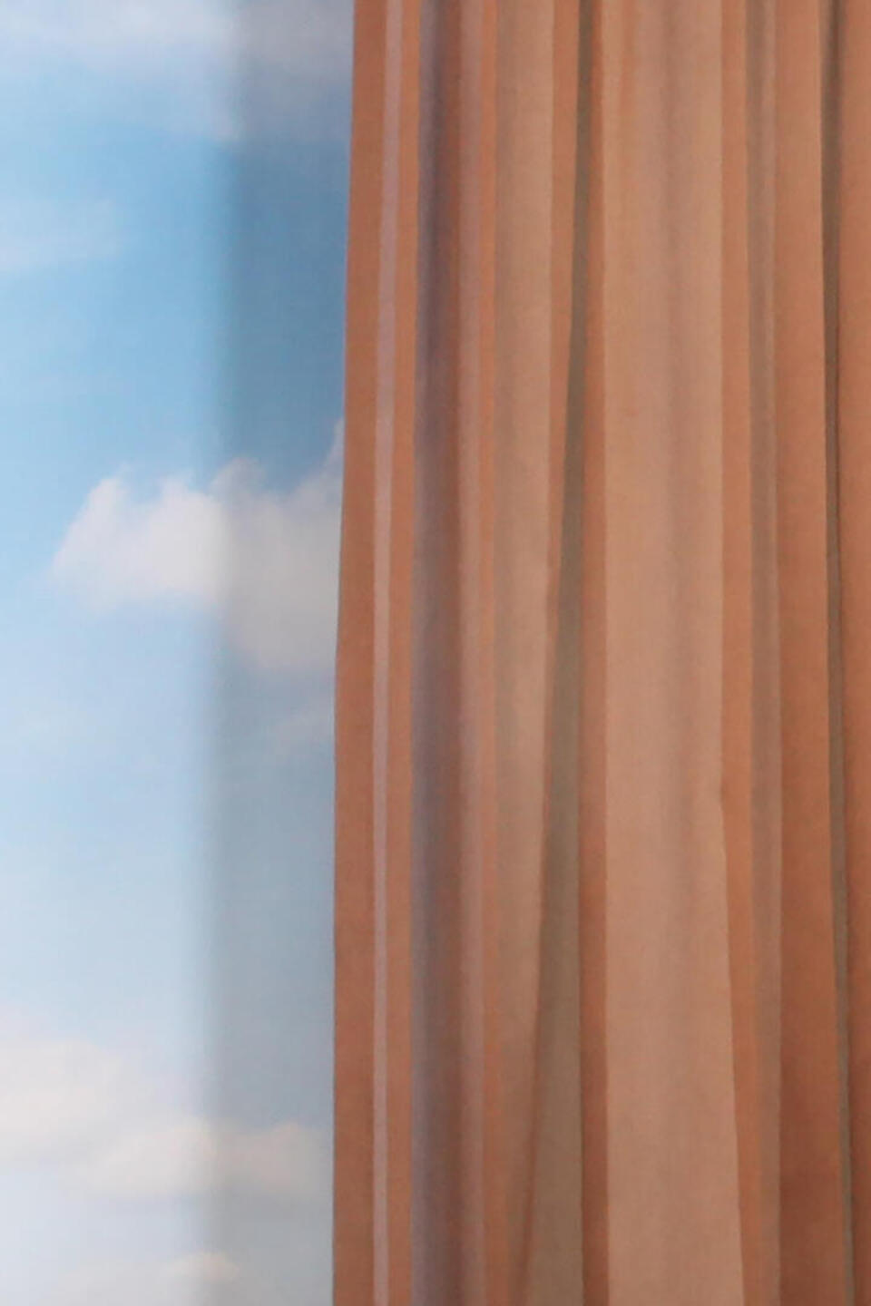 Blair is een vlamvertragende en duurzame transparante inbetween. De stof valt soepel en heeft een mooie glans