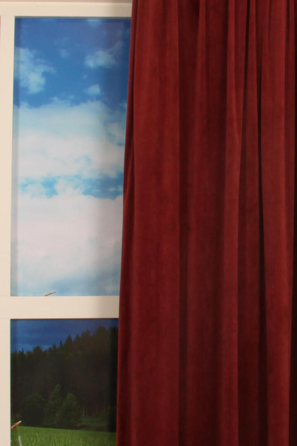 Deze superzachte velours look overgordijn van polyester valt mooi soepel valt en heeft een lichte glans