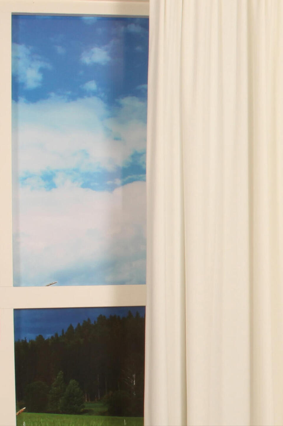 Deze superzachte velours look overgordijn van polyester valt mooi soepel valt en heeft een lichte glans