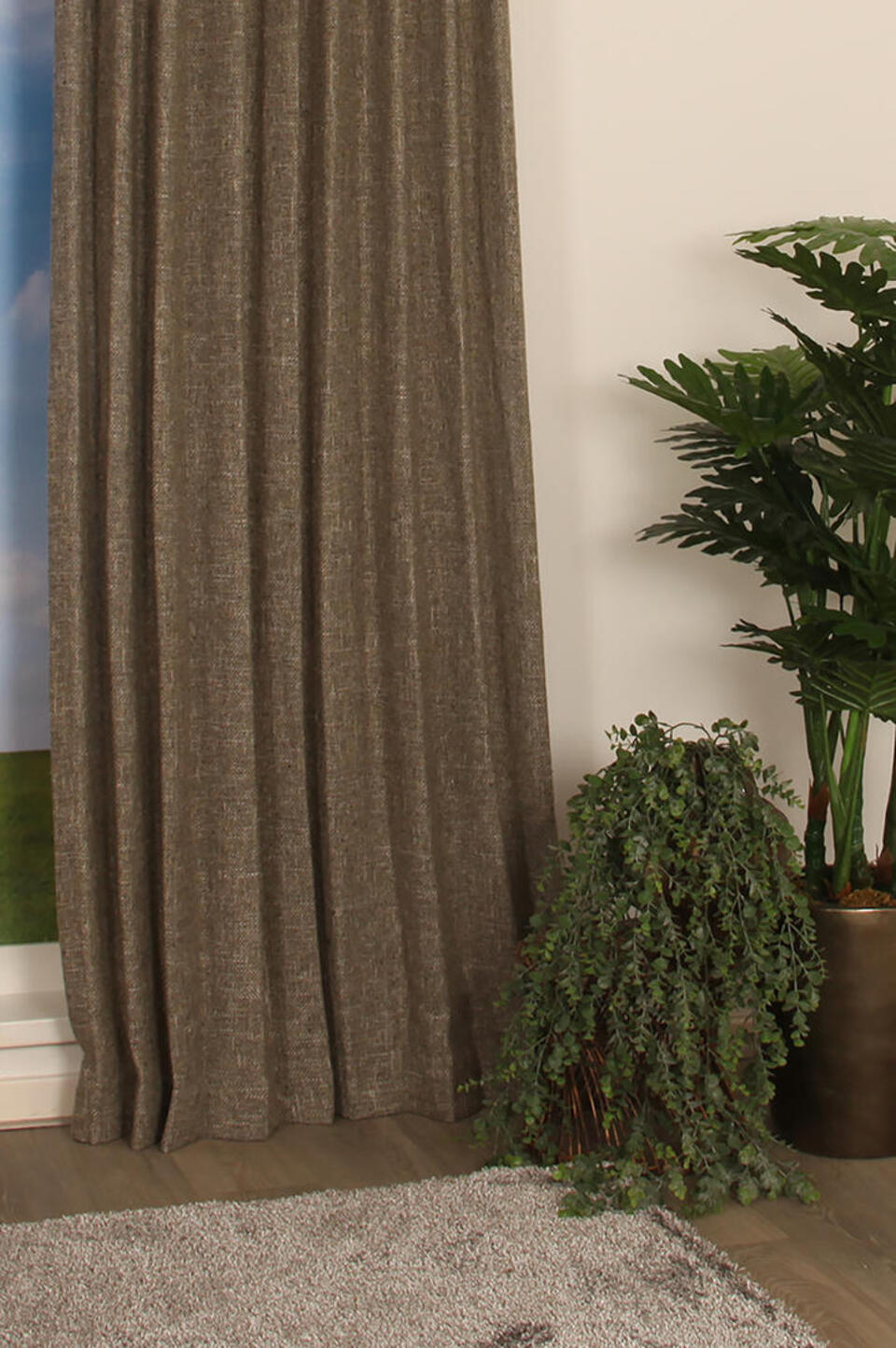 Tamise is een kamerhoog overgordijn met een wollige textuur die warmte en gezelligheid brengt in elke ruimte