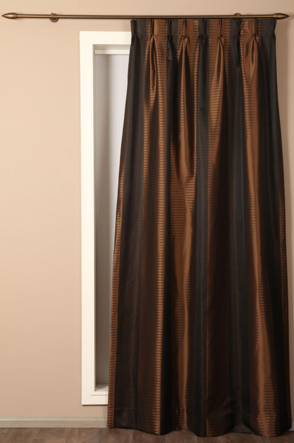 Glanzende taft met bruine en zwarte lengtestreep. Door het streeppatroon loopt een golvend patroon in zwarte breedte strepen