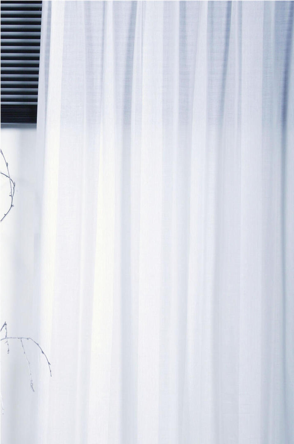 Soepelvallende kamerhoge inbetween met banen van smalle geborduurde lengtestrepen