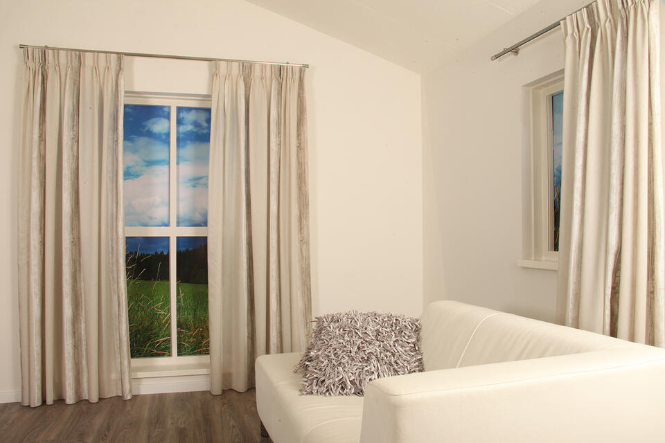 Dichte inbetween in zand, bedrukt met een patroon van lengtestrepen in naturel en taupe