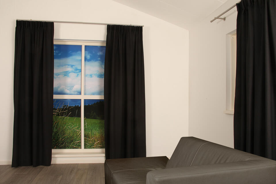 Kamerhoge soepele overgordijnstof in een fijne geweven structuur.