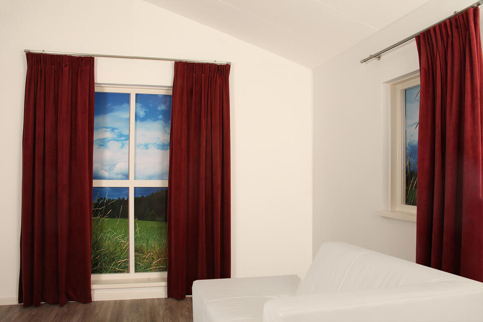 Deze superzachte velours look overgordijn van polyester valt mooi soepel valt en heeft een lichte glans