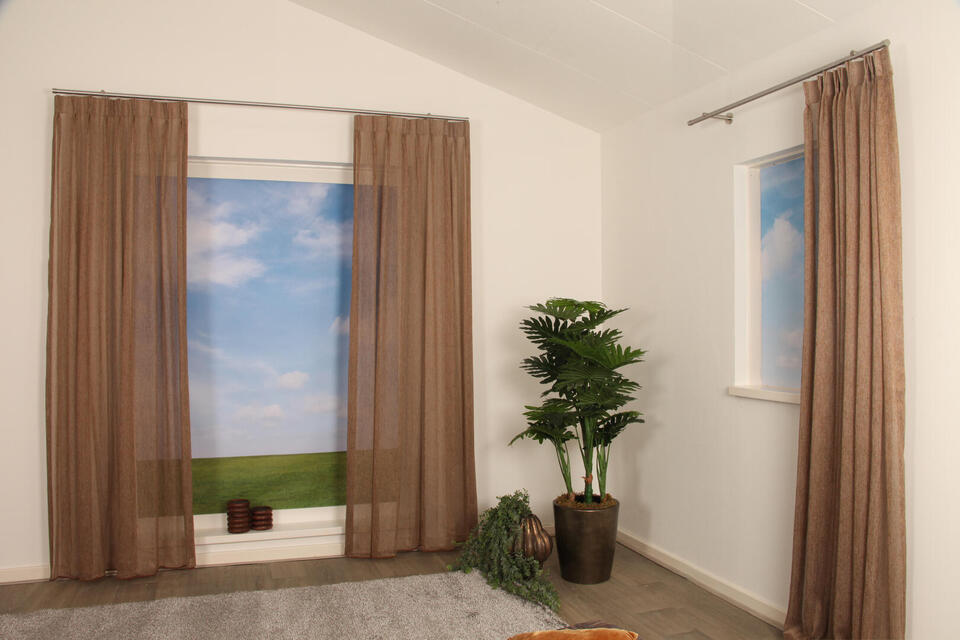 Aubel is een kamerhoge lichte vitragestof, met een verfijnde weving en een combinatie van okertinten en natuurlijke kleuren