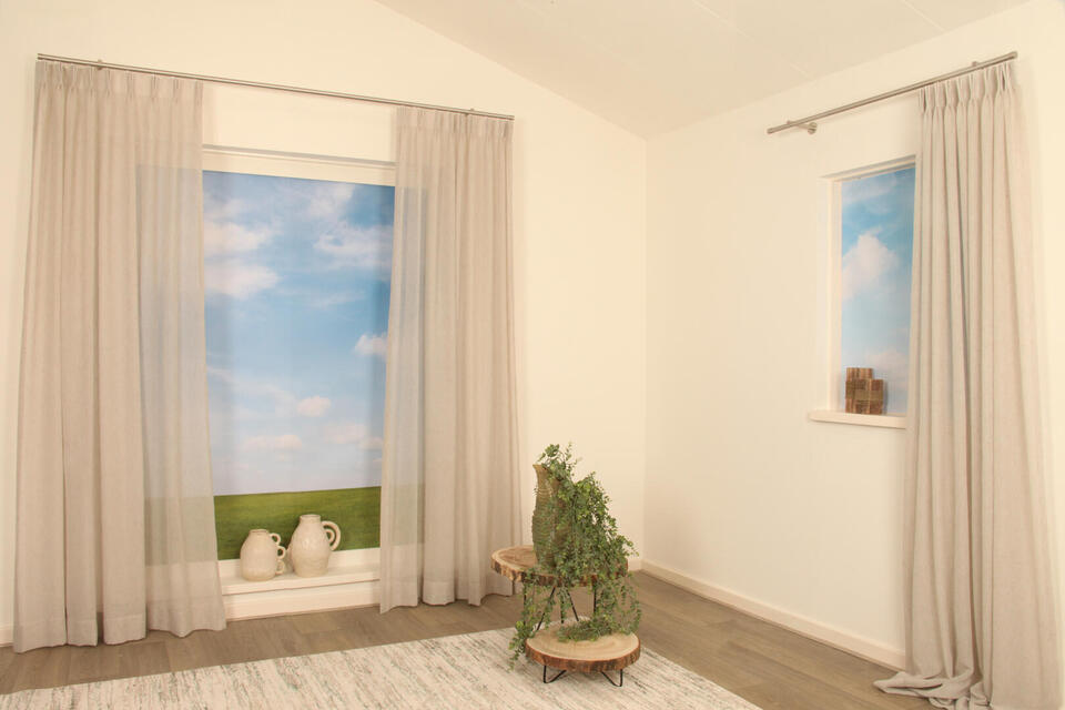 Deze kamerhoge brandvertragende inbetween is geweven in meerdere kleuren waardoor een gemêleerd gordijn ontstaat