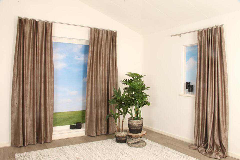 Deze mooie overgordijnstof biedt veel privacy en draagt bij aan een betere isolatie en verbeterd de akoestiek in de ruimte