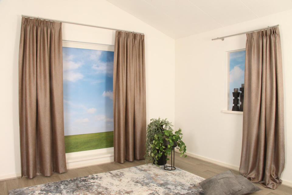 Platina is een kamerhoge jacquard geweven stof dat vervaardigd is uit meerdere kleuren garens, heeft een mooie glans en valt soepel