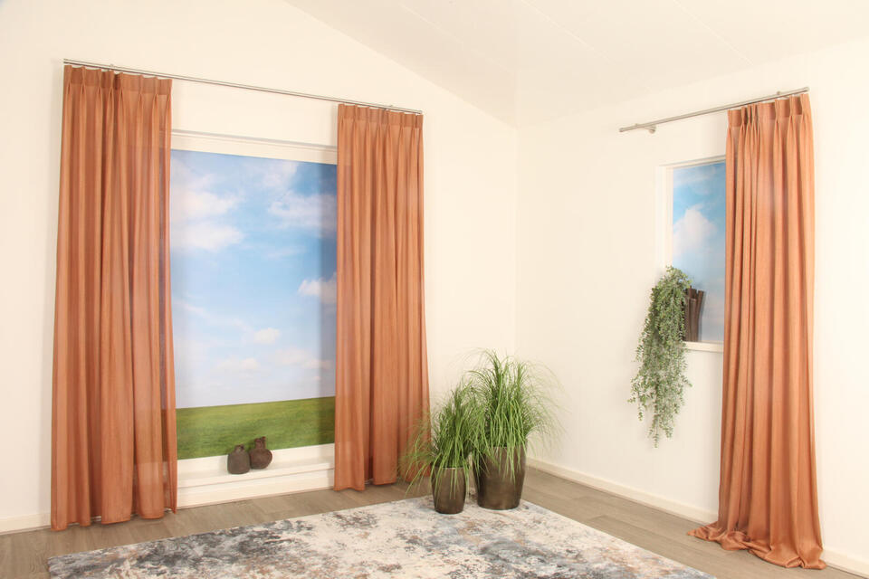 Glamis is een elegante vitrage met een subtiele glans. Door de fijne structuur geeft deze stof een mooie filtering van het licht.