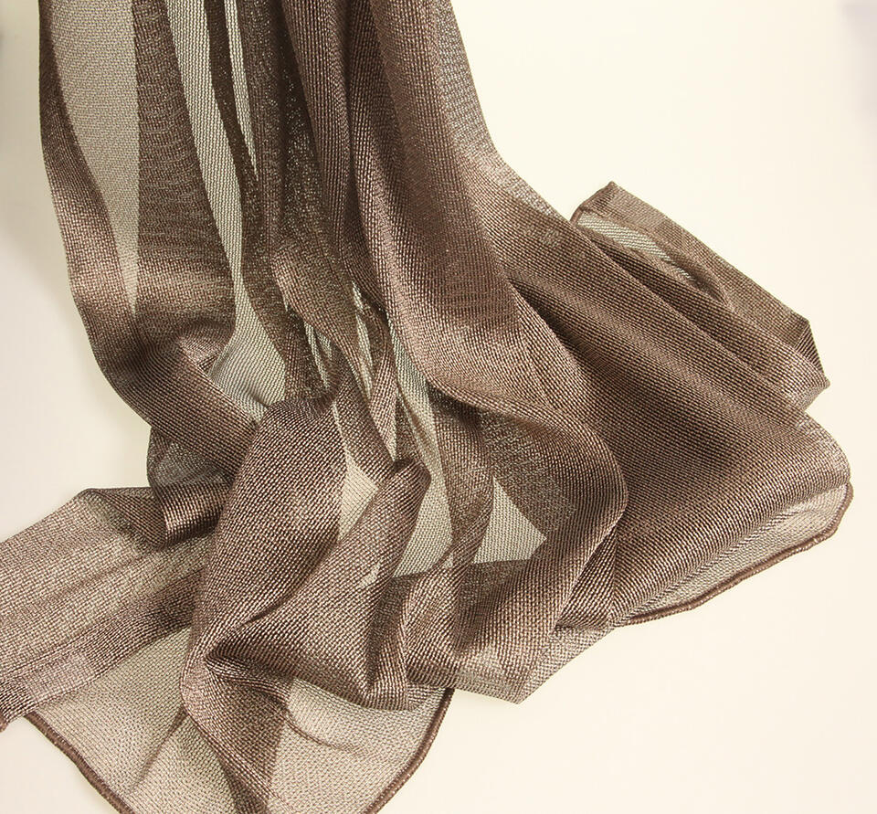 Huven is een mooi vallende vitrage van zware kwaliteit in de kleur goudbruin