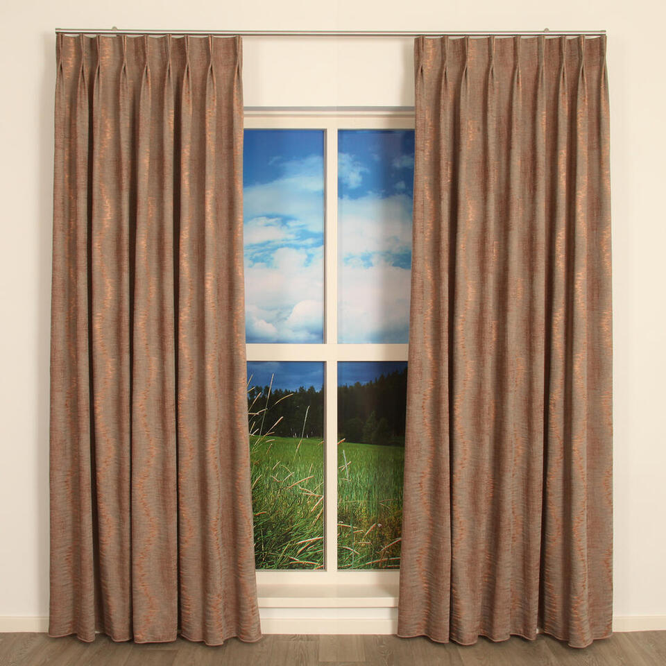 Mooie soepele inbetween met een mooie koper glans met lichtbruine ingeweven mat lengtepatroon van smal geweven streepjes