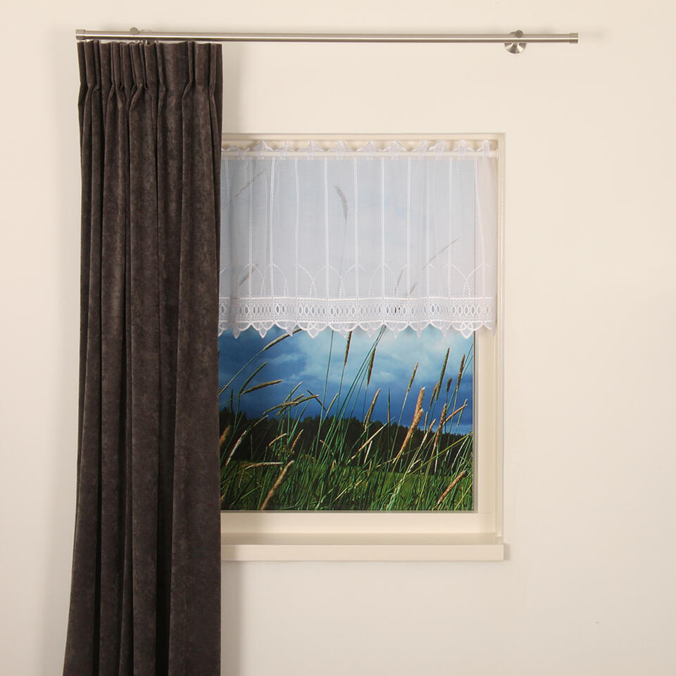 Val Grant heeft een rustig geborduurd patroon met een lichtglanzend garen