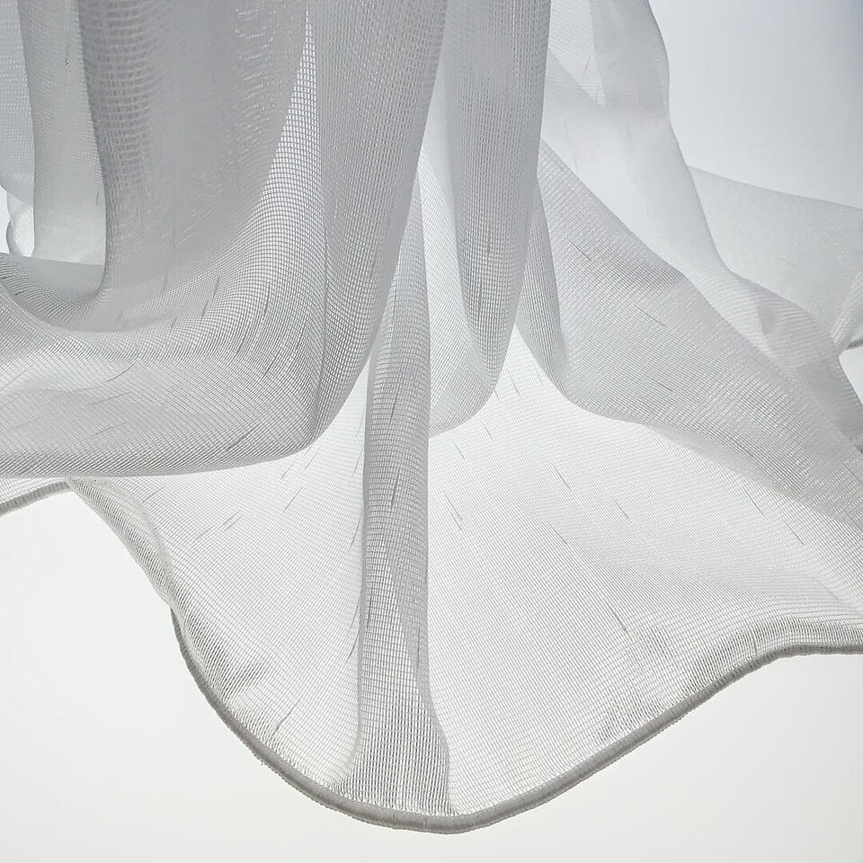 Open vitrage van glansgaren. Hier en daar zitten er wat verdikkingen in het garen voor een speels effect