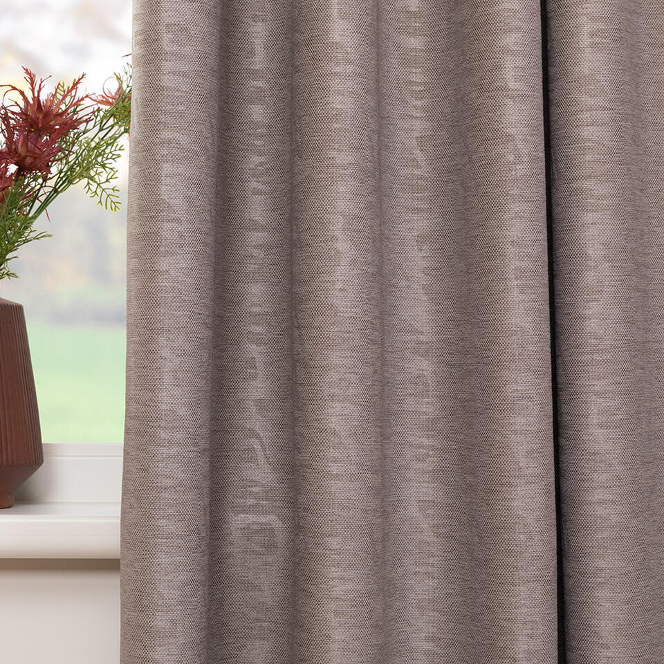 Deze semi-verduisterende gordijnstof heeft een ingeperst grafisch dessin op een gemêleerd gronddoek