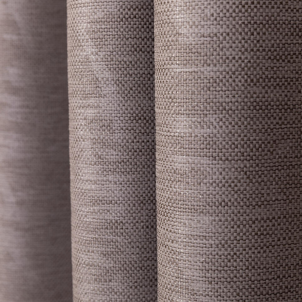Deze semi-verduisterende gordijnstof heeft een ingeperst grafisch dessin op een gemêleerd gronddoek