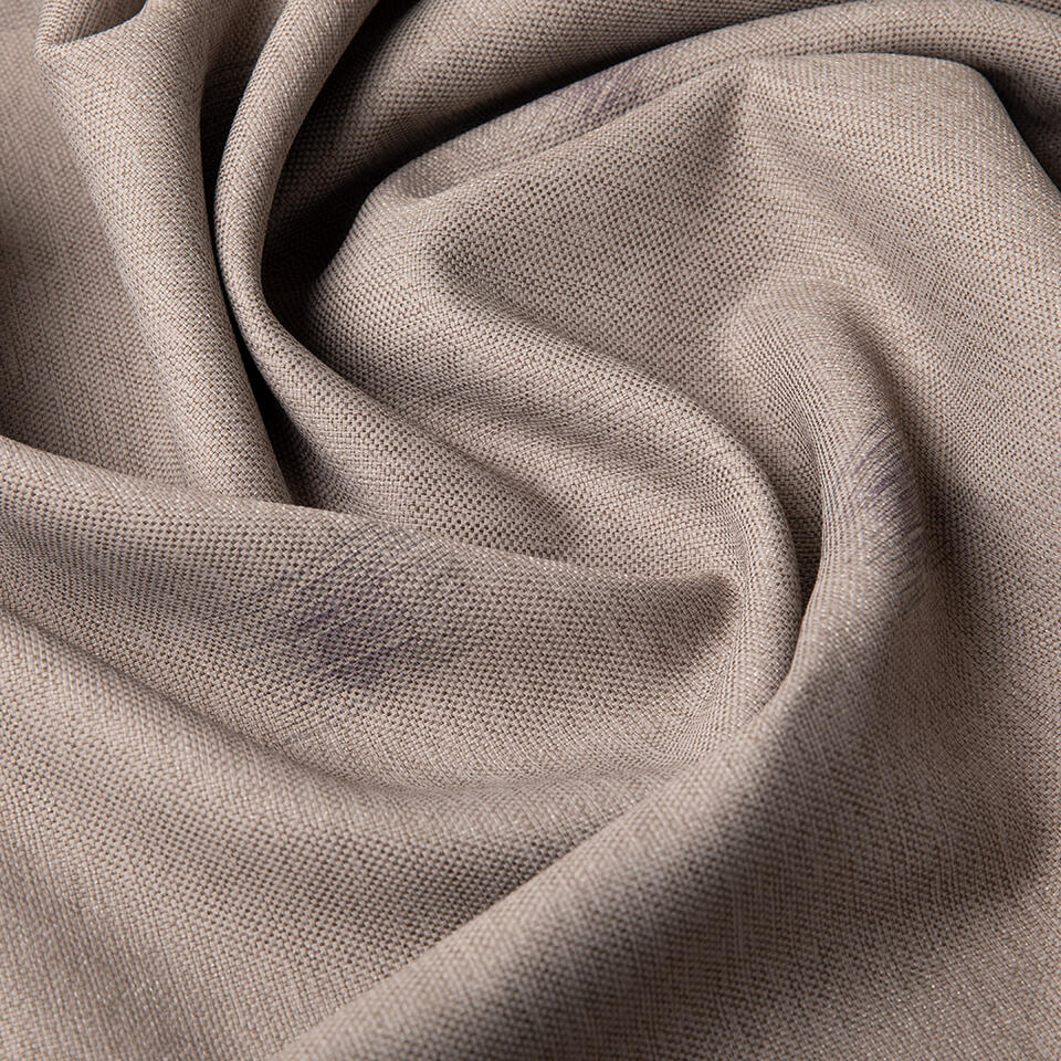 Deze ruimer vallende gordijnstof heeft heeft een geweven structuur en is in meerdere bruine garenkleuren geweven en is semi verduisterend