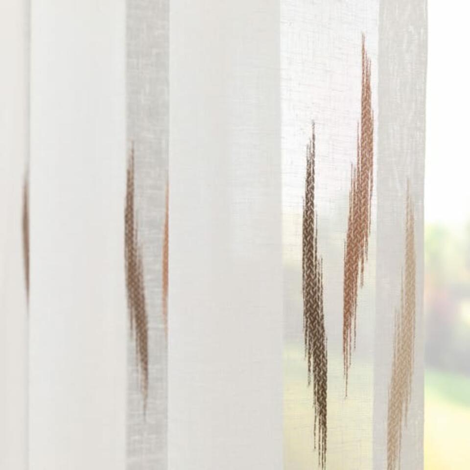 Ilford offwhite is een zeer transparante kamerhoge inbetween met een subtiel shirley geweven dessin in drie tinten bruin