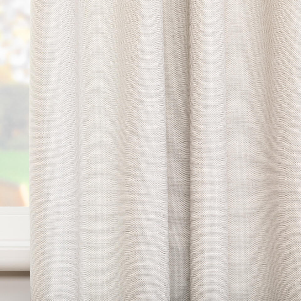 Verduisterende overgordijnstof met een grove weefstructuur van twee kleuren garens, waardoor een genuanceerd effect ontstaat.