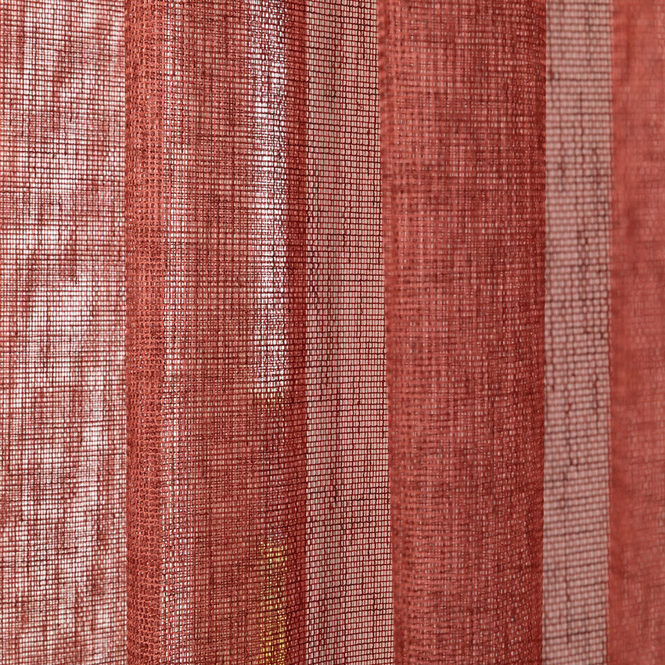 Inbetween Strade oranjerood is een soepelvallende, transparant geweven stof met een fijne mesh net structuur.